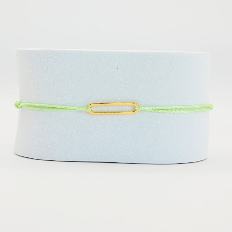 "Bracelet avec un maillon en plaqué or (3 microns) et un cordon coloré. Taille ajustable. . Bijou seul, Crédit GEMITY"