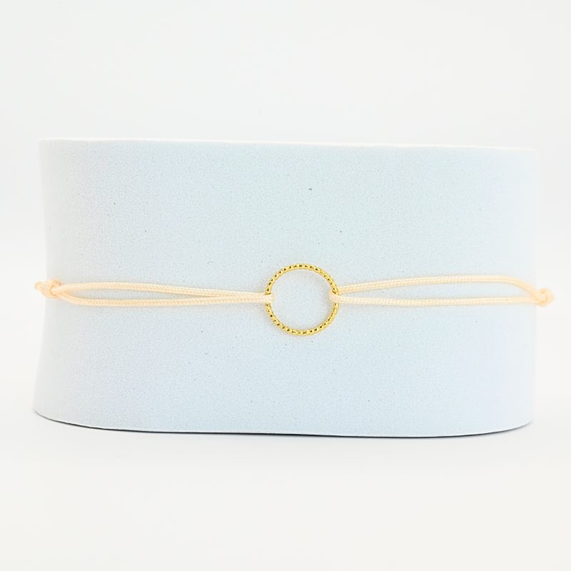 Bracelets de l'amitié, vendu par deux. Cercle en plaqué or (3 microns). Le bracelet est en tissu et vous retrouvez en son centre un magnifique cercle en plaqué or. . Bijou seul, Crédit GEMITY