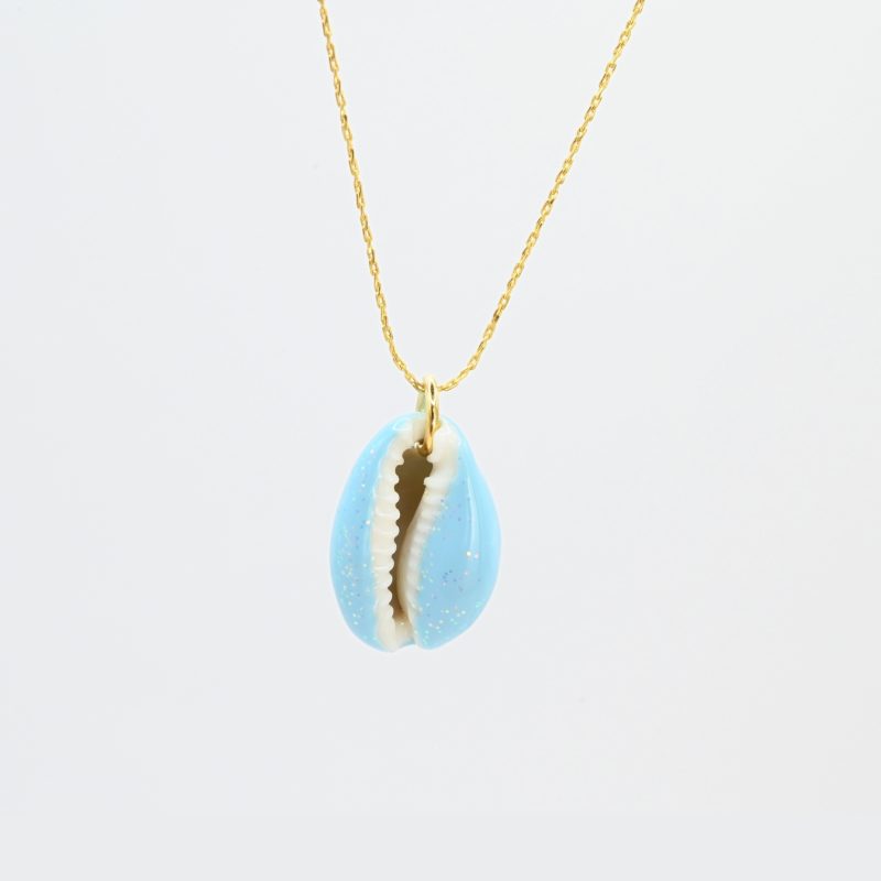 "Collier plaqué or (3 microns) coquillage émaillé Véritable cauri (coquillage) d’une longueur d’environ 2 cm Taille de la chaîne : 39 cm (+5cm de chaîne de rappel) . Bijou seul, Crédit GEMITY"