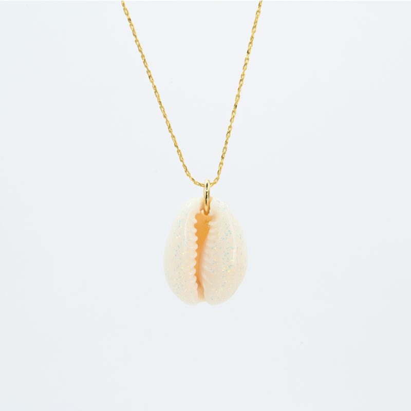 "Collier plaqué or (3 microns) coquillage émaillé Véritable cauri (coquillage) d’une longueur d’environ 2 cm Taille de la chaîne : 39 cm (+5cm de chaîne de rappel) . Bijou seul, Crédit GEMITY"