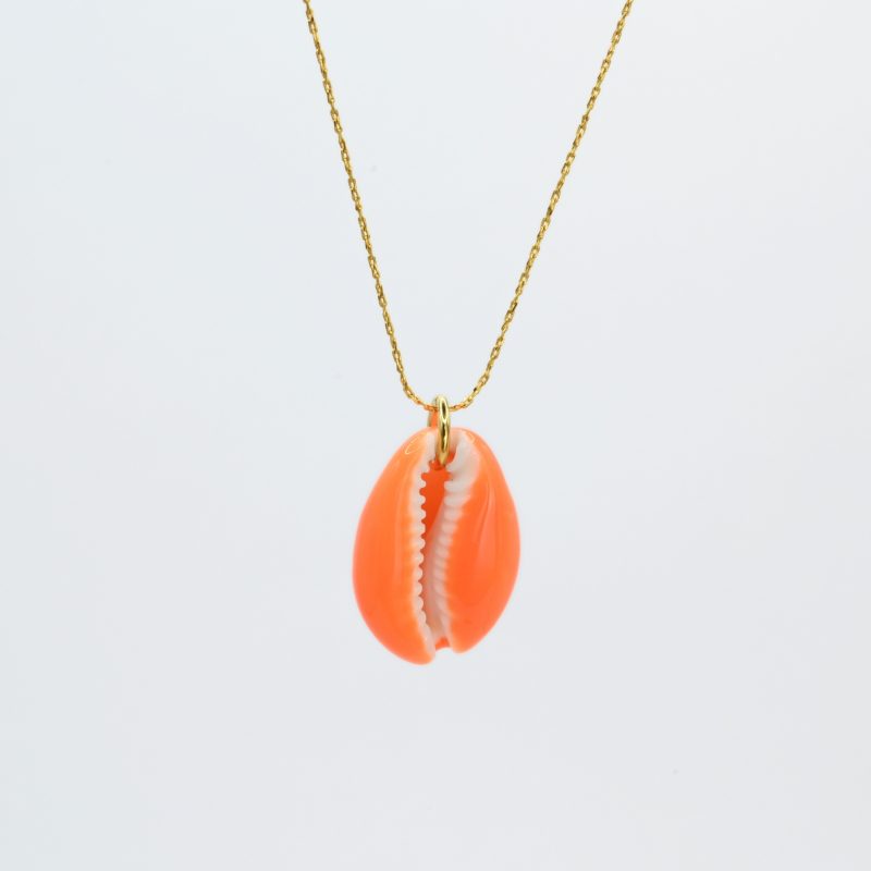 "Collier plaqué or (3 microns) coquillage émaillé Véritable cauri (coquillage) d’une longueur d’environ 2 cm Taille de la chaîne : 39 cm (+5cm de chaîne de rappel) . Bijou seul, Crédit GEMITY"