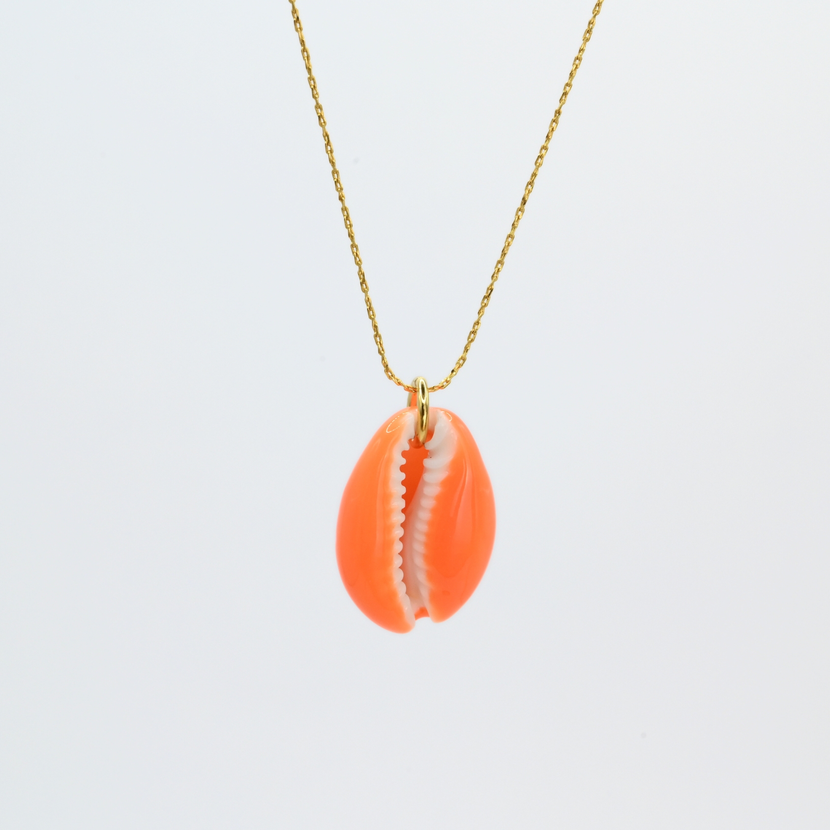 "Collier plaqué or (3 microns) coquillage émaillé Véritable cauri (coquillage) d’une longueur d’environ 2 cm Taille de la chaîne : 39 cm (+5cm de chaîne de rappel) . Bijou seul, Crédit GEMITY"