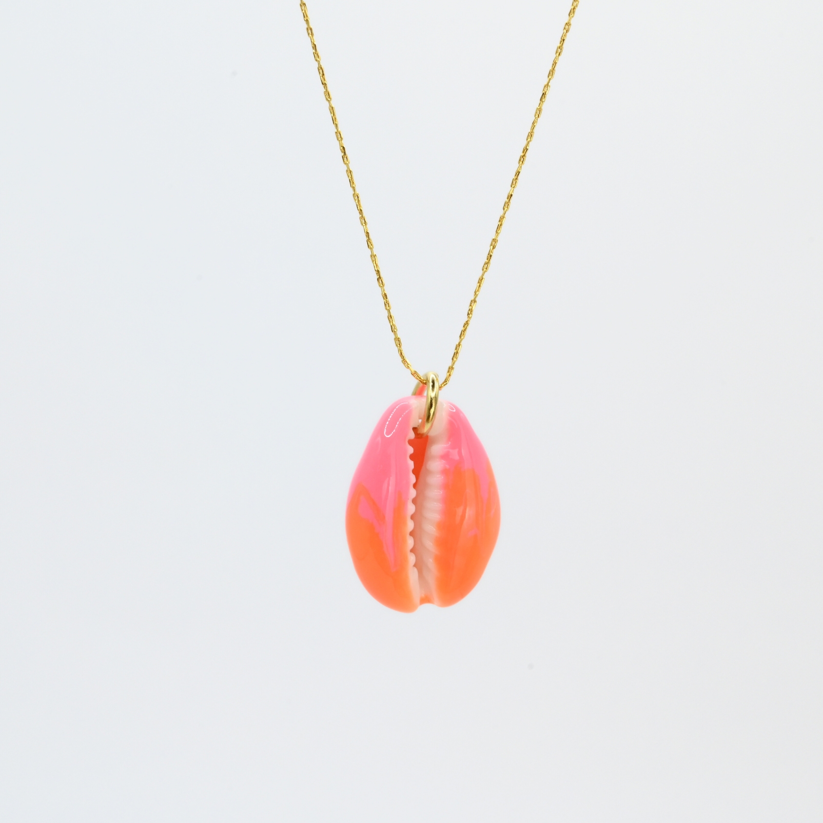 "Collier plaqué or (3 microns) coquillage émaillé Véritable cauri (coquillage) d’une longueur d’environ 2 cm Taille de la chaîne : 39 cm (+5cm de chaîne de rappel) . Bijou seul, Crédit GEMITY"