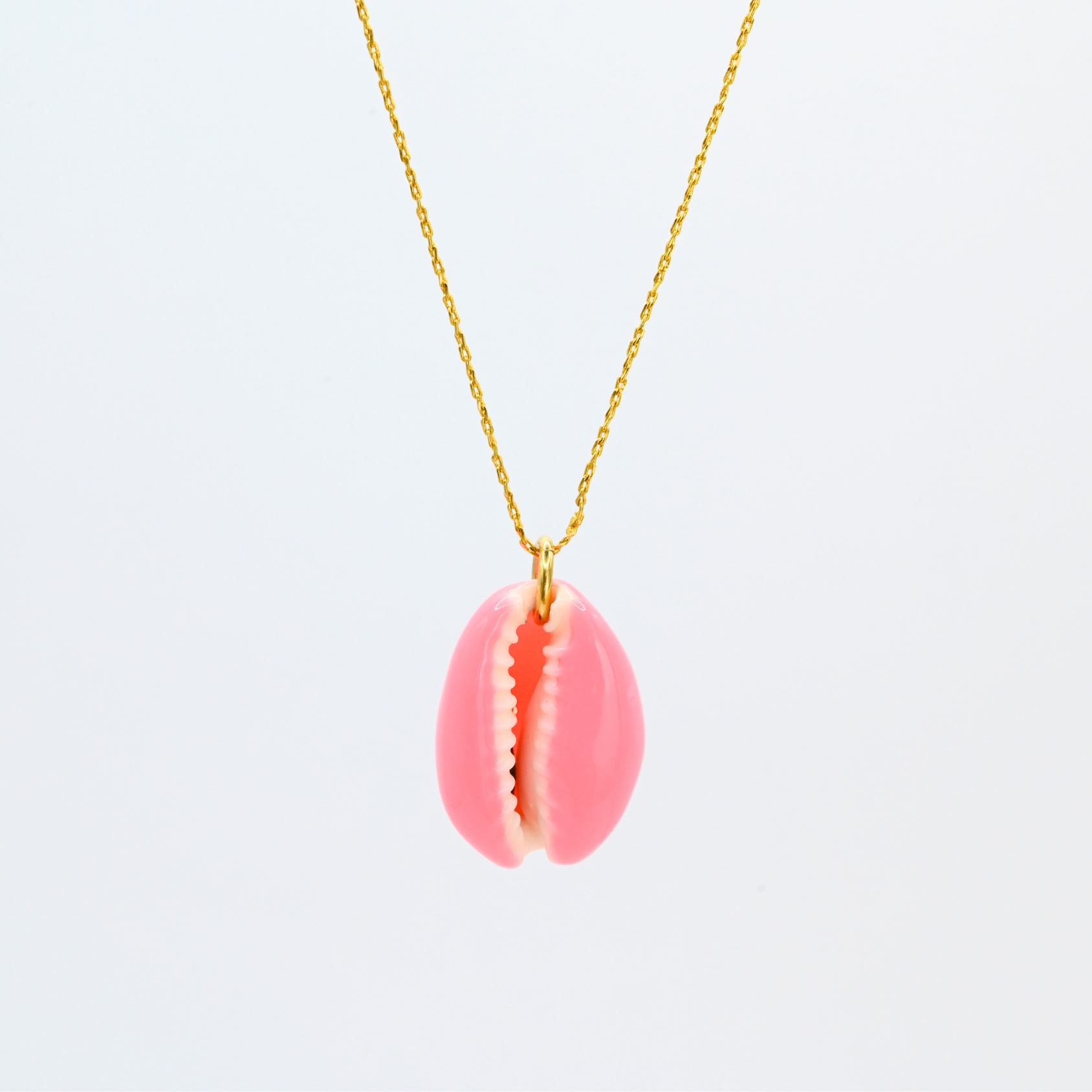"Collier plaqué or (3 microns) coquillage émaillé Véritable cauri (coquillage) d’une longueur d’environ 2 cm Taille de la chaîne : 39 cm (+5cm de chaîne de rappel) . Bijou seul, Crédit GEMITY"